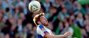 Augen auf! Tunay Torun (hier im Kopfballduell mit Bremens Florian Harthertz) konnte bei Hertha noch nicht überzeugen. 