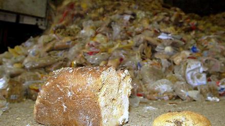 Weggeworfenes Brot in einer Anlage für "Brot- und Backwarenrecycling" in Holdorf,