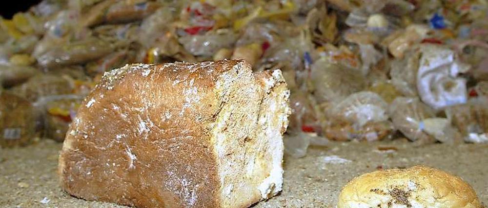 Weggeworfenes Brot in einer Anlage für "Brot- und Backwarenrecycling" in Holdorf,