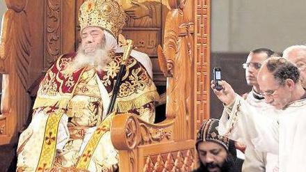 Im Sitzen aufgebahrt. Der verstorbene Schenuda III. wird zwei Tage lang in der Kairoer Kathedrale auf dem Papstsitz ausgestellt , damit Gläubige Abschied nehmen können. Foto: dpa