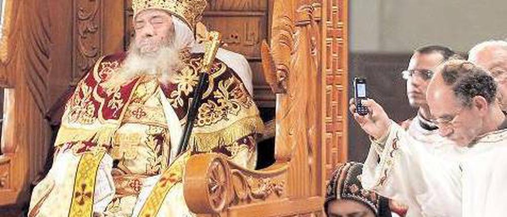 Im Sitzen aufgebahrt. Der verstorbene Schenuda III. wird zwei Tage lang in der Kairoer Kathedrale auf dem Papstsitz ausgestellt , damit Gläubige Abschied nehmen können. Foto: dpa