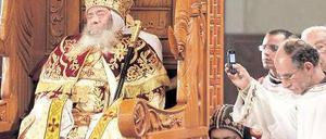 Im Sitzen aufgebahrt. Der verstorbene Schenuda III. wird zwei Tage lang in der Kairoer Kathedrale auf dem Papstsitz ausgestellt , damit Gläubige Abschied nehmen können. Foto: dpa