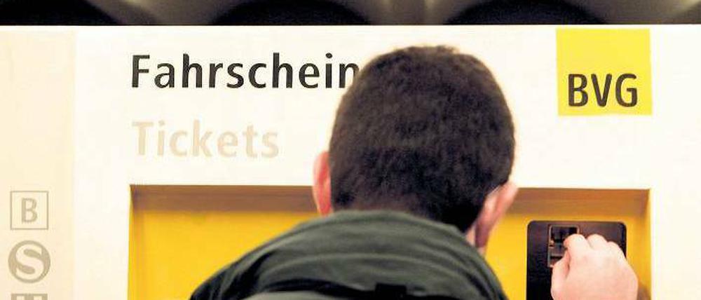 Von August an müssen Kunden von BVG und S-Bahn noch mehr Geld in die Fahrscheinautomaten werfen.
