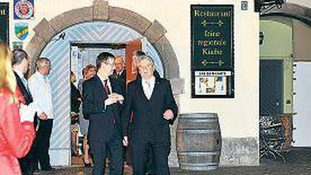 Auftakt mit Feinkost. Gaucks Abend begann im „Alten Zollhaus“ in Kreuzberg – später wurde es viel gemütlicher. Foto: dapd