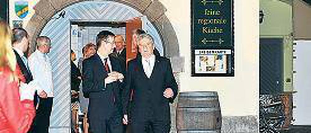 Auftakt mit Feinkost. Gaucks Abend begann im „Alten Zollhaus“ in Kreuzberg – später wurde es viel gemütlicher. Foto: dapd