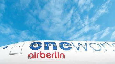 Neustart mit Blau-Weiß. Air Berlin gehört nun zur Allianz Oneworld und präsentierte am Dienstag einen Flieger mit deren Logo am neuen Flughafen BER.