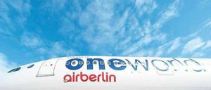 Neustart mit Blau-Weiß. Air Berlin gehört nun zur Allianz Oneworld und präsentierte am Dienstag einen Flieger mit deren Logo am neuen Flughafen BER.