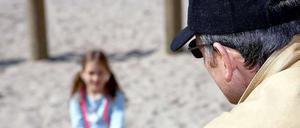 Die Polizei sucht nach einem Mann, der Kinder anspricht und versucht, sie in sein Auto zu locken.