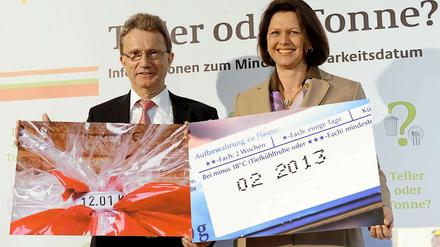 Missverständliche Kennung. Viele Verbraucher werfen Lebensmittel nach Ablauf der Mindesthaltbarkeit weg. Ministerin Aigner (r.) unterstützt die Industrie bei einer Aufklärungskampagne.