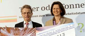 Missverständliche Kennung. Viele Verbraucher werfen Lebensmittel nach Ablauf der Mindesthaltbarkeit weg. Ministerin Aigner (r.) unterstützt die Industrie bei einer Aufklärungskampagne.