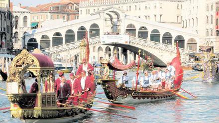 Untergehende Pracht. Historische Regatta auf dem Canal Grande, im Hintergrund die Rialto-Brücke. Foto: Fabrizio Bensch/Reuters
