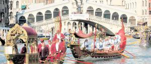 Untergehende Pracht. Historische Regatta auf dem Canal Grande, im Hintergrund die Rialto-Brücke. Foto: Fabrizio Bensch/Reuters