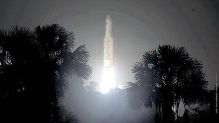 Start zwischen Palmen. Die Rakete bringt Nachschub für die ISS. Foto: AFP/ESA-CNES