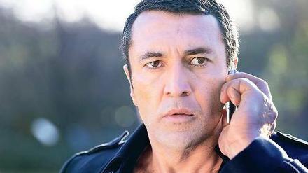 Als „Fernsehabitur“ bezeichnet Mehmet Kurtulus seine Arbeit beim „Tatort“. Zum letzten Mal ist er als Ermittler Cenk Batu am 6. Mai im Ersten zu sehen. Foto: NDR