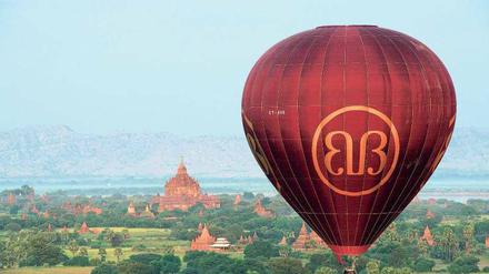 Traumzeit. Wer im Heißluftballon über Bagan schwebt, kann die sagenhafte Tempellandschaft in ihren riesigen Ausmaßen bestens bewundern. 