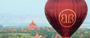 Traumzeit. Wer im Heißluftballon über Bagan schwebt, kann die sagenhafte Tempellandschaft in ihren riesigen Ausmaßen bestens bewundern. 