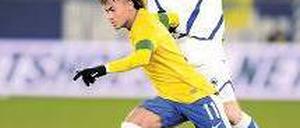 Antrittsschnell. Neymar, hier gegen den Bosnier Rahimic, zieht es nach Europa. Foto: AFP