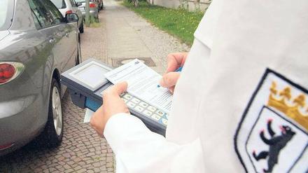 Derzeit gibt’s nur Knöllchen. Aber es wird diskutiert, ob die Ordnungsämter auch den rollenden Verkehr überwachen sollen. 
