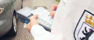 Derzeit gibt’s nur Knöllchen. Aber es wird diskutiert, ob die Ordnungsämter auch den rollenden Verkehr überwachen sollen. 