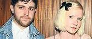 Vollbart, Jeanshemd. Szene aus „Being a Dickhead’s Cool“.