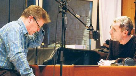 Sprachakrobatik. Schauspieler Heikko Deutschmann (re.) liest im RBB-Studio eine Episode aus „Ulysses“ ein, Regisseur Ralph Schäfer gibt Anweisungen. Foto: RBB