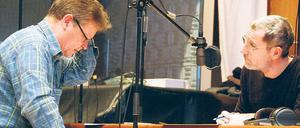 Sprachakrobatik. Schauspieler Heikko Deutschmann (re.) liest im RBB-Studio eine Episode aus „Ulysses“ ein, Regisseur Ralph Schäfer gibt Anweisungen. Foto: RBB