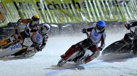 Mit Spitzengeschwindigkeiten von bis zu 140 Kilometer pro Stunde rasen die Fahrer beim Eisspeedway über die Eisfläche.