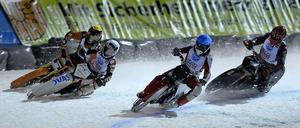 Mit Spitzengeschwindigkeiten von bis zu 140 Kilometer pro Stunde rasen die Fahrer beim Eisspeedway über die Eisfläche.