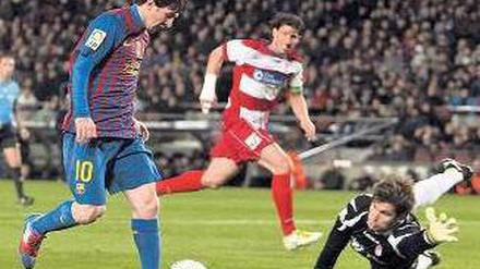 Im Schlaf. Nach Alleingängen bleibt dem gegnerischen Torhüter gegen Lionel Messi (links) kaum eine Chance. Foto: dpa