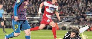 Im Schlaf. Nach Alleingängen bleibt dem gegnerischen Torhüter gegen Lionel Messi (links) kaum eine Chance. Foto: dpa