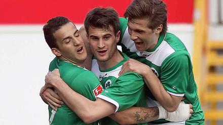 Der Fürther Angreifer Christopher Nöthe (M.) jubelt mit seinen Kollegen Sercan Sararer (l) und Sebastian Tyrala über seinen Treffer zum 3:0-Endstand.