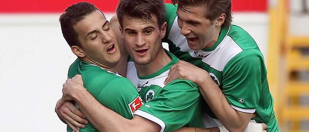 Der Fürther Angreifer Christopher Nöthe (M.) jubelt mit seinen Kollegen Sercan Sararer (l) und Sebastian Tyrala über seinen Treffer zum 3:0-Endstand.