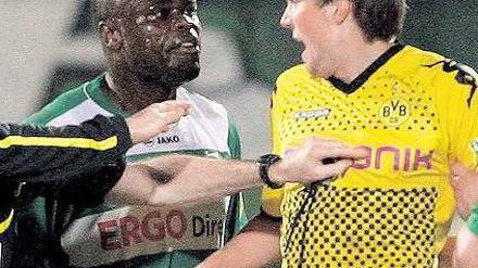Männergespräch. Kevin Großkreutz (rechts) im feinsinnigen Dialog mit Gerald Asamoah. Foto: dpa