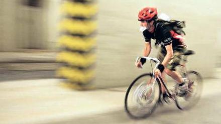 Schneller durch die Stadt. Fahrradkuriere machen es täglich vor, in Städten wie Berlin kommt man auf zwei Rädern häufig zügiger voran als mit dem Auto. Der Senat will mehr Geld in Fahrradwege und Abstellplätze investieren. Foto: dapd