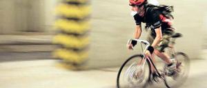 Schneller durch die Stadt. Fahrradkuriere machen es täglich vor, in Städten wie Berlin kommt man auf zwei Rädern häufig zügiger voran als mit dem Auto. Der Senat will mehr Geld in Fahrradwege und Abstellplätze investieren. Foto: dapd