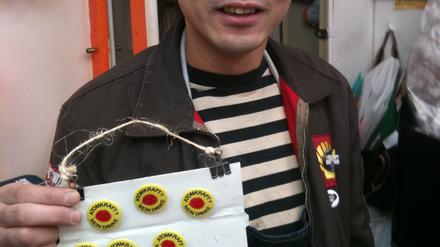 Die "Atomkraft? Nein danke!"-Buttons haben den weiten Weg nach Japan gefunden.