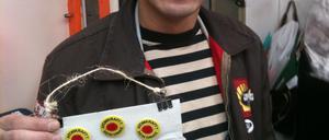 Die "Atomkraft? Nein danke!"-Buttons haben den weiten Weg nach Japan gefunden.