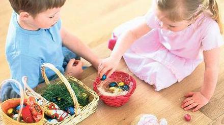 Kinder können sich auch friedlich austauschen. Sollte es plötzlich anders kommen, kann eine Streitvermeidungsmethode darin bestehen, den Streit einfach zu ignorieren. Foto: Maike Jessen/picture alliance