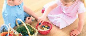 Kinder können sich auch friedlich austauschen. Sollte es plötzlich anders kommen, kann eine Streitvermeidungsmethode darin bestehen, den Streit einfach zu ignorieren. Foto: Maike Jessen/picture alliance