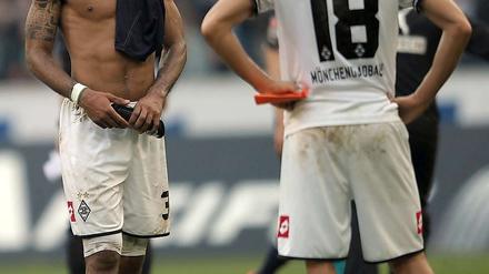 Die Gladbacher Mannschaft um Dante (l.) und Juan Arango (r.) musste gegen Hoffenheim der Niederlage unter der Woche im Pokal-Halbfinale nach Elfmeterschiessen in Hoffenheim die nächste Enttäuschung verkraften