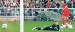 Gewinner steht, Verlierer liegt. Mario Gomez erzielt das 2:0 für den FC Bayern, Hannovers Torwart Ron-Robert Zieler hat das Nachsehen. Foto: Reuters