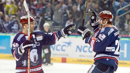 Barry Tallackson (r.) bejubelt sein Tor zum 1:0 mit Kapitän Richie Regehr.