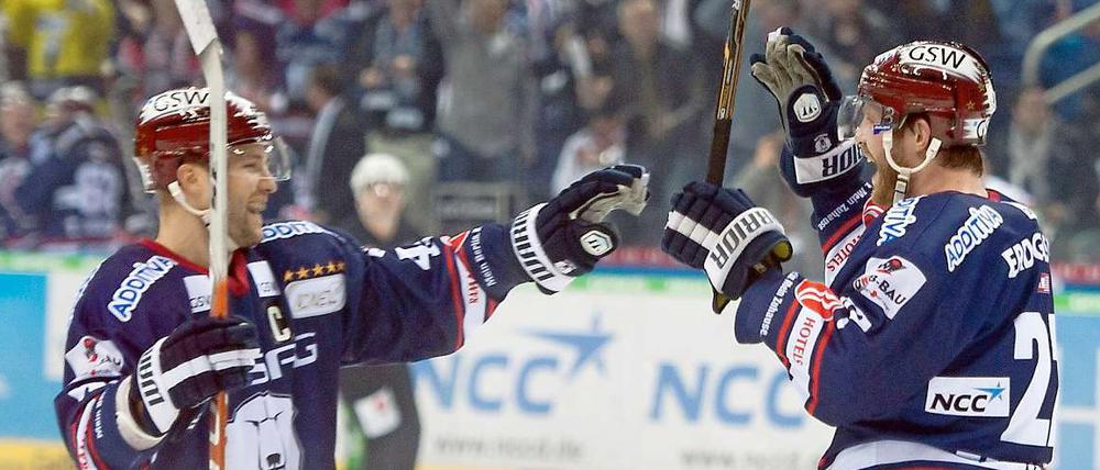 Barry Tallackson (r.) bejubelt sein Tor zum 1:0 mit Kapitän Richie Regehr.