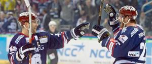 Barry Tallackson (r.) bejubelt sein Tor zum 1:0 mit Kapitän Richie Regehr.