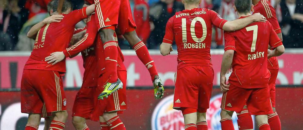 Euphorisch bejubelten die Bayernspieler das wichtige Tor zur 1:0-Führung durch Toni Kroos (verdeckt).