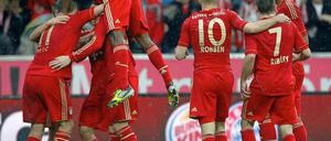 Euphorisch bejubelten die Bayernspieler das wichtige Tor zur 1:0-Führung durch Toni Kroos (verdeckt).