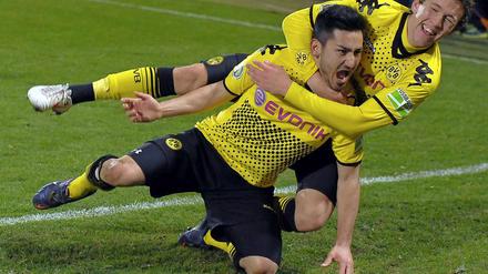 Jubel in letzter Sekunde. Torschütze Ilkay Gündogan lässt sich von Ivan Perisic einfangen.