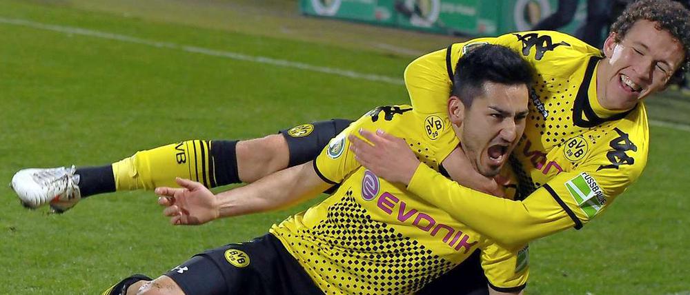 Jubel in letzter Sekunde. Torschütze Ilkay Gündogan lässt sich von Ivan Perisic einfangen.