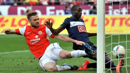 In der 69. Minute erhöhte der Kolumbianer nach einem Abwehrfehler auf 3:1. Erst überlupfte er den Mainzer Torhüter, dann drückte er den Ball über die Linie.