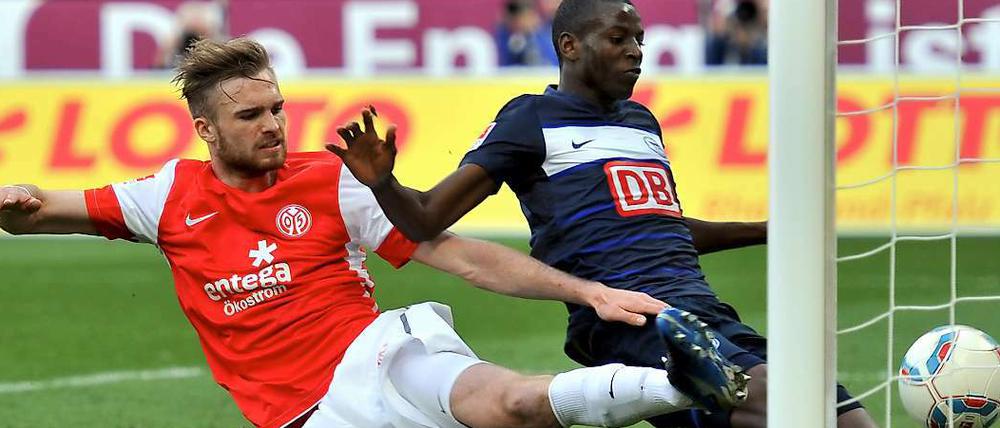 In der 69. Minute erhöhte der Kolumbianer nach einem Abwehrfehler auf 3:1. Erst überlupfte er den Mainzer Torhüter, dann drückte er den Ball über die Linie.